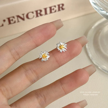 Daisy Gleam Ear Studs